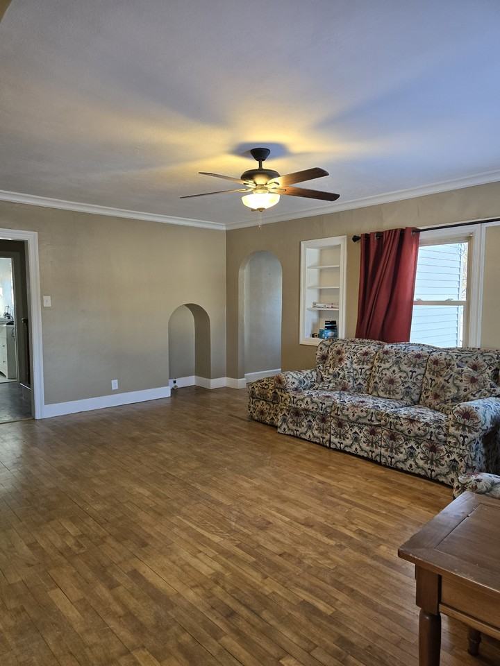 815 W Hughitt St #NA - Photo 3 of 15