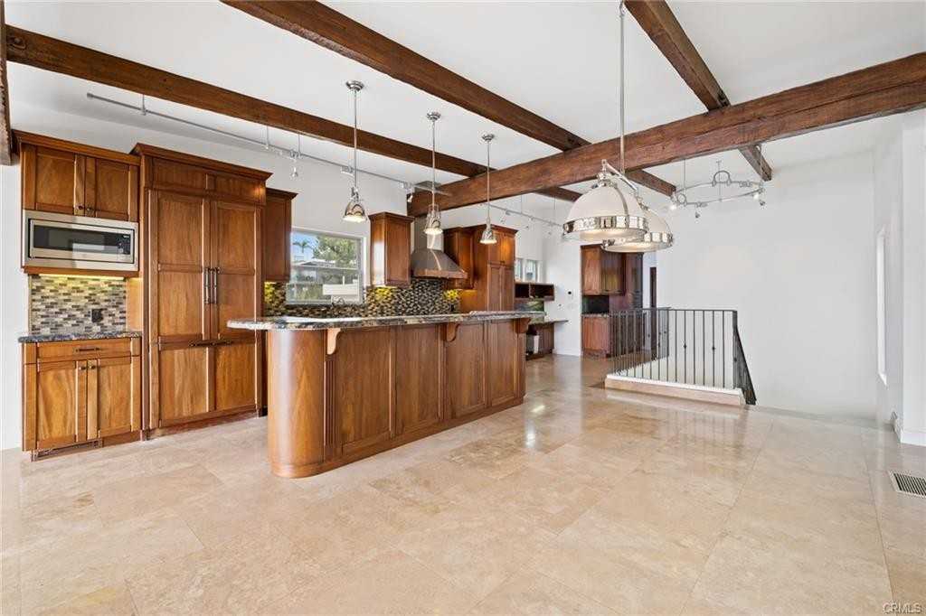 1064 Baja St - Photo 3 of 8