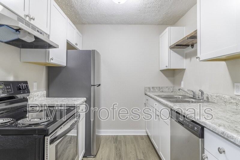 136 Kingsridge Dr - Photo 4 of 14