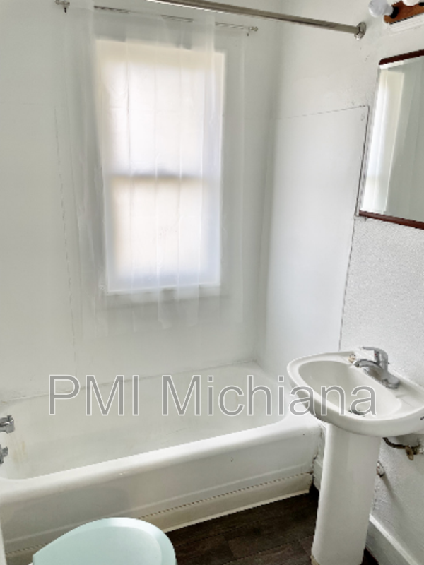 1136 King St - Photo 2 of 10
