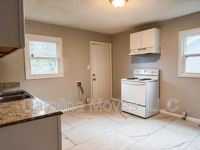 759 S Liberty St - Photo 4 of 8