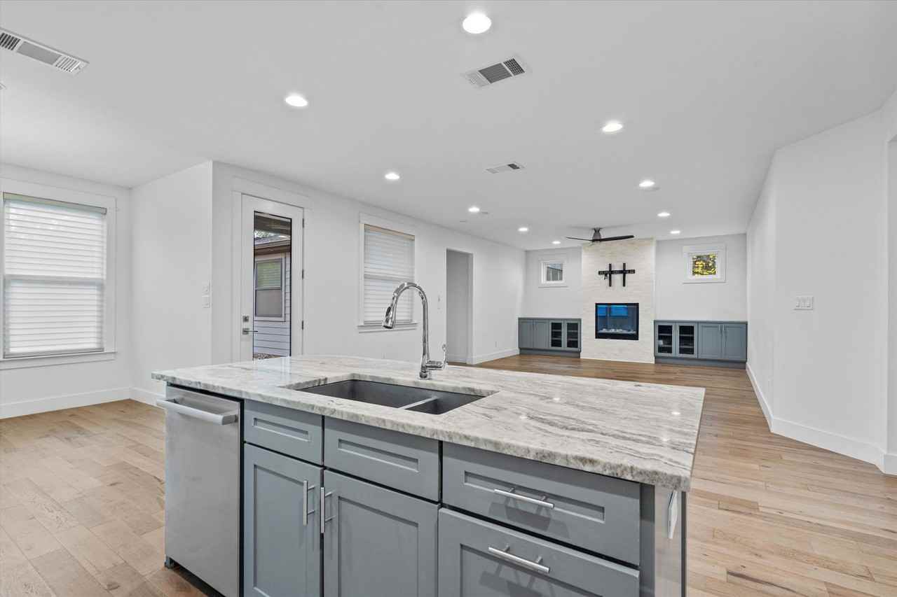 5415 Woodview Ave - Photo 2 of 40