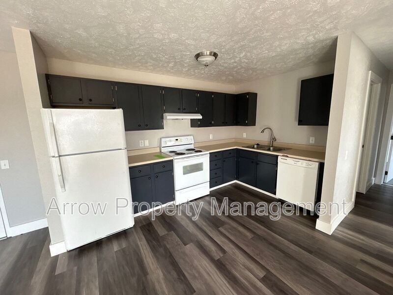 940 S 27th St #14 - Photo 2 of 12