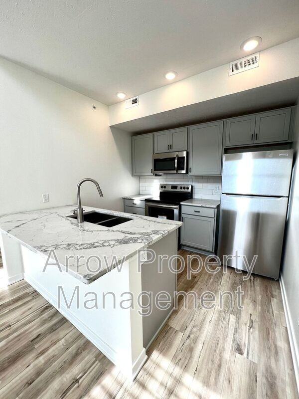 2230 R St #1 - Photo 4 of 11
