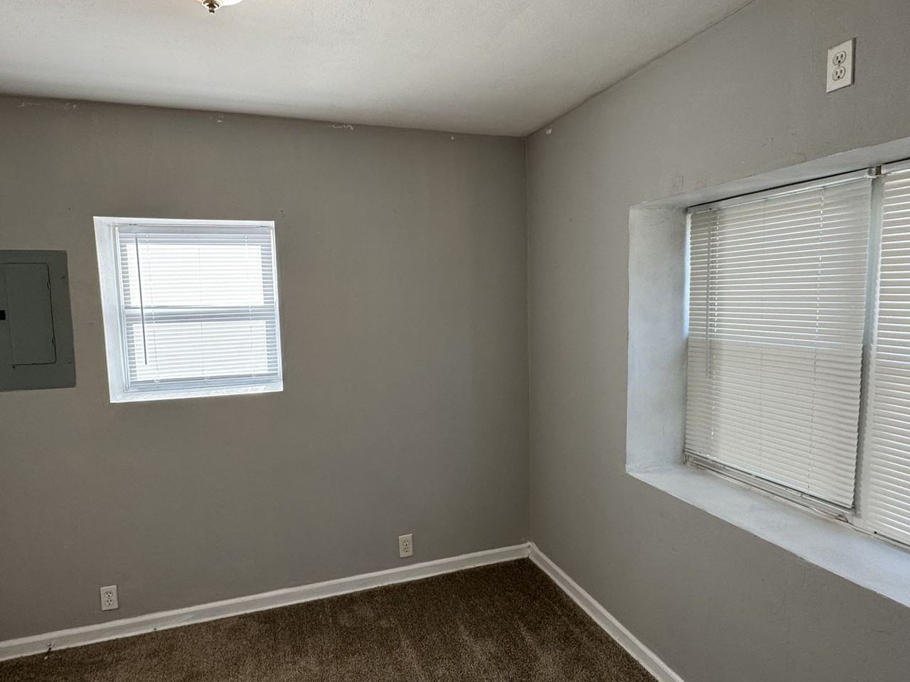 743 N Kiger Rd - Photo 3 of 8