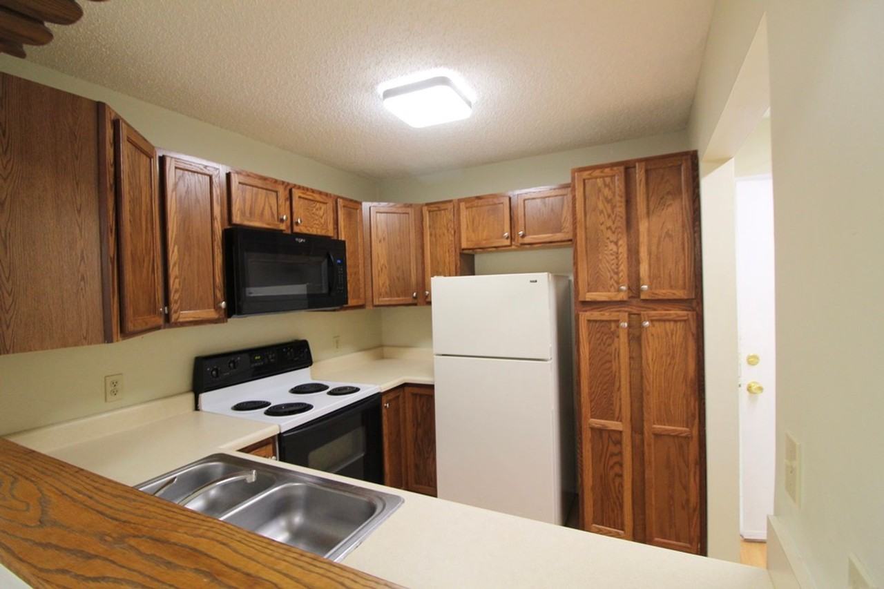 1360 Hunters Road - Photo 4 of 38