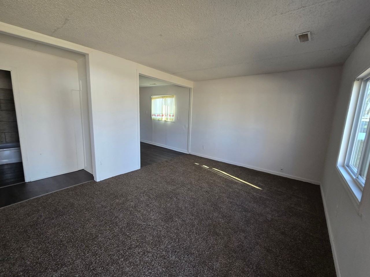 911 Se 33rd St - Photo 2 of 7