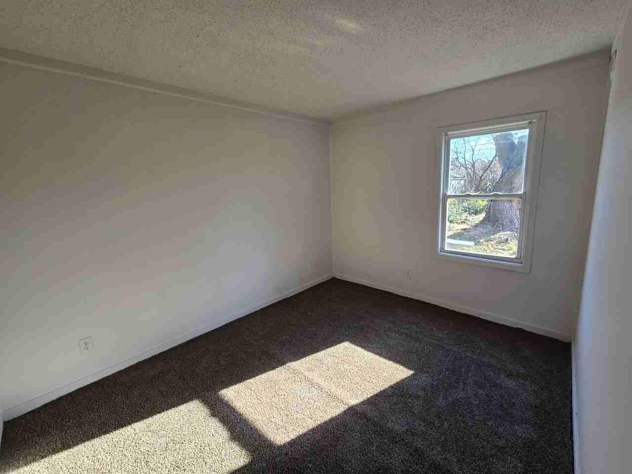 911 Se 33rd St - Photo 5 of 7