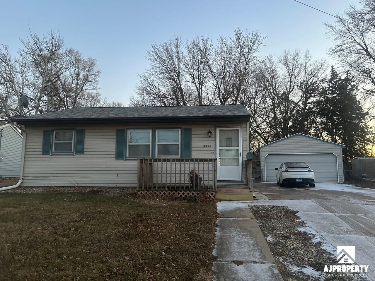 2409 E 6th St - Photo 2 of 20