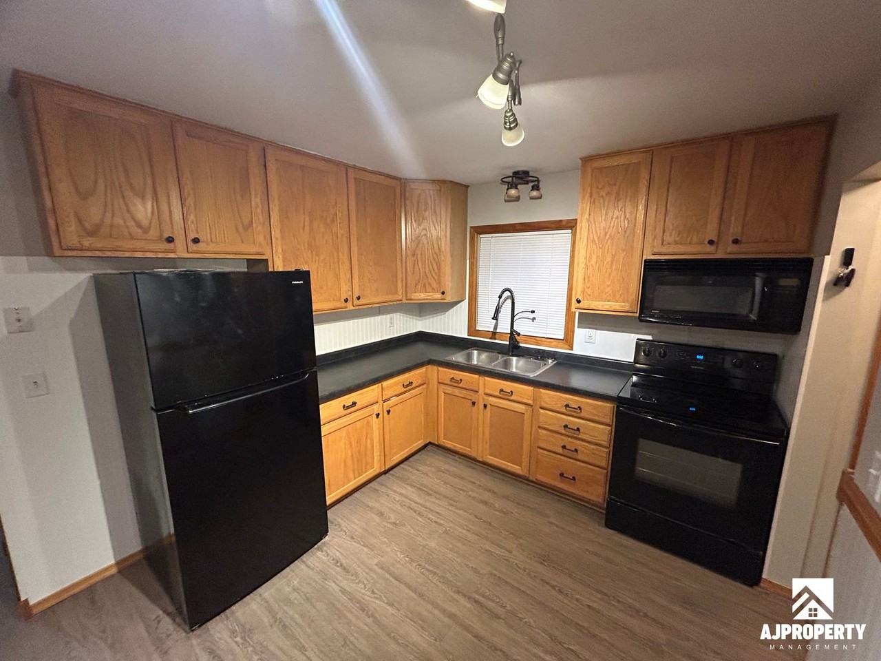 2409 E 6th St - Photo 4 of 20