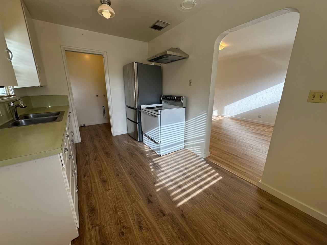 437 Willow St - Photo 3 of 12