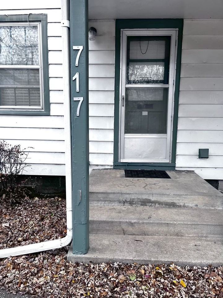 717 W 1st St - Photo 2 of 13