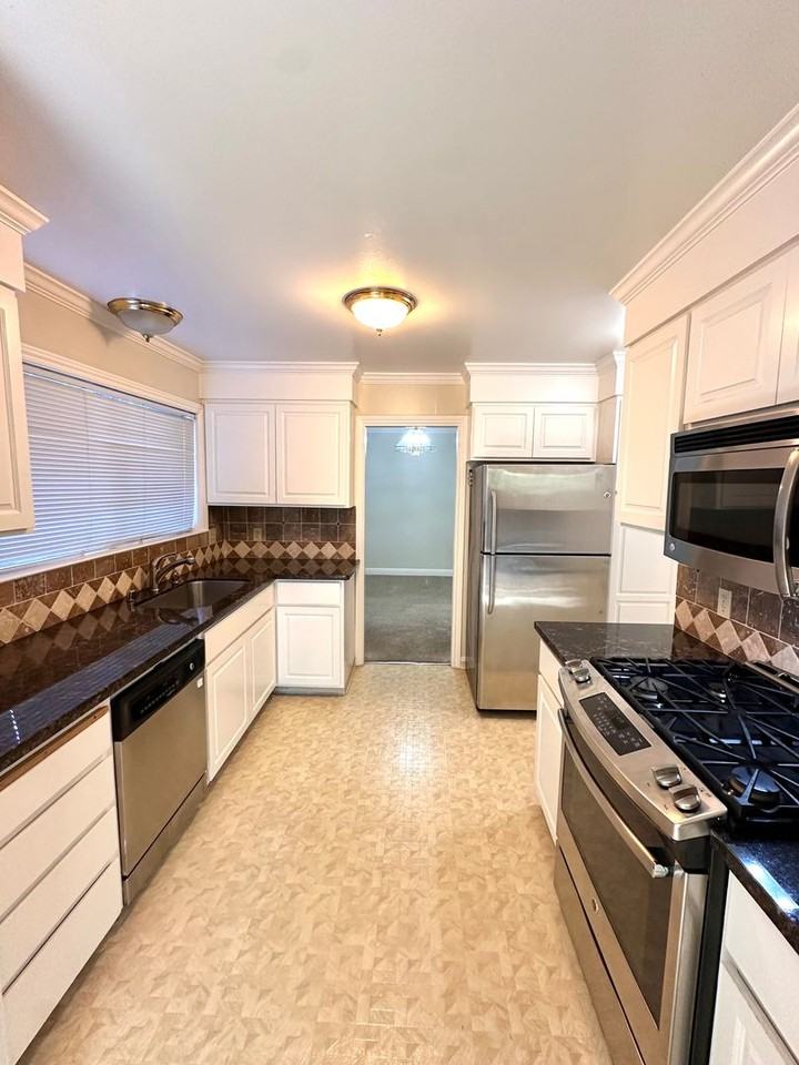 136 Cowper St - Photo 2 of 9