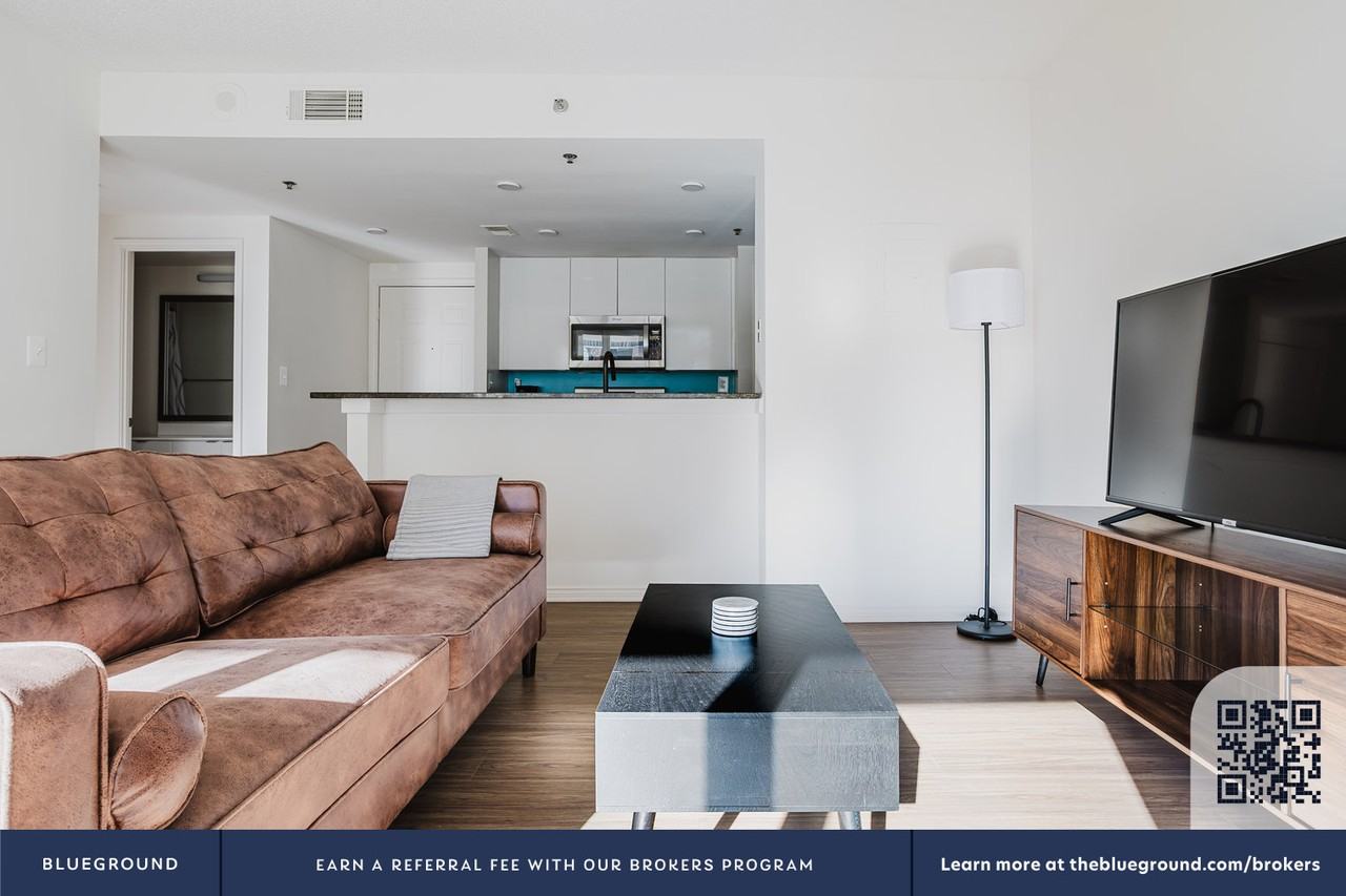 850 N Randolph St #1007 - Photo 5 of 20