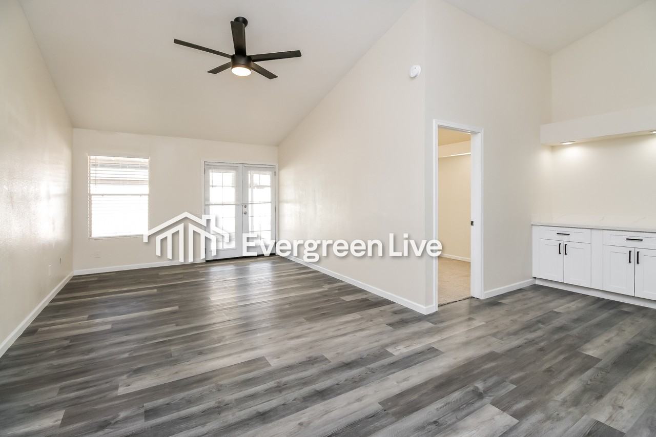 3401 W Mohawk Ln - Photo 5 of 15