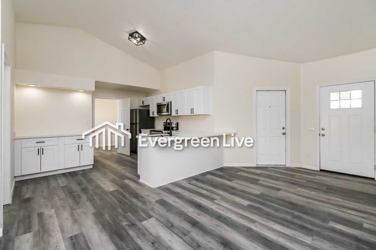 3401 W Mohawk Ln - Photo 2 of 15