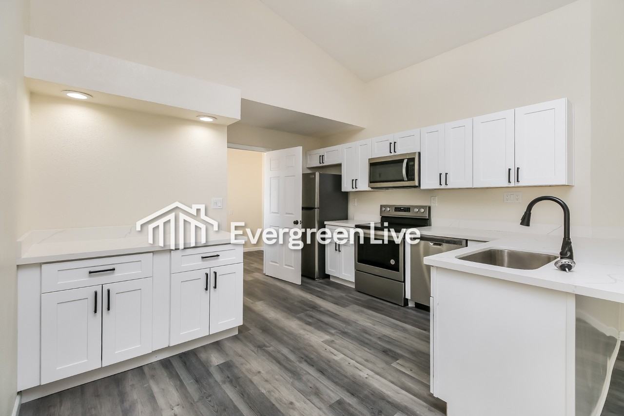 3401 W Mohawk Ln - Photo 4 of 15
