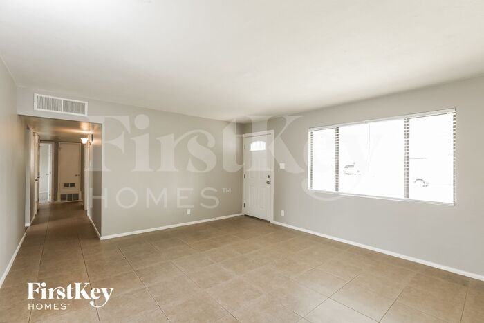 1025 W 17th Pl - Photo 3 of 15