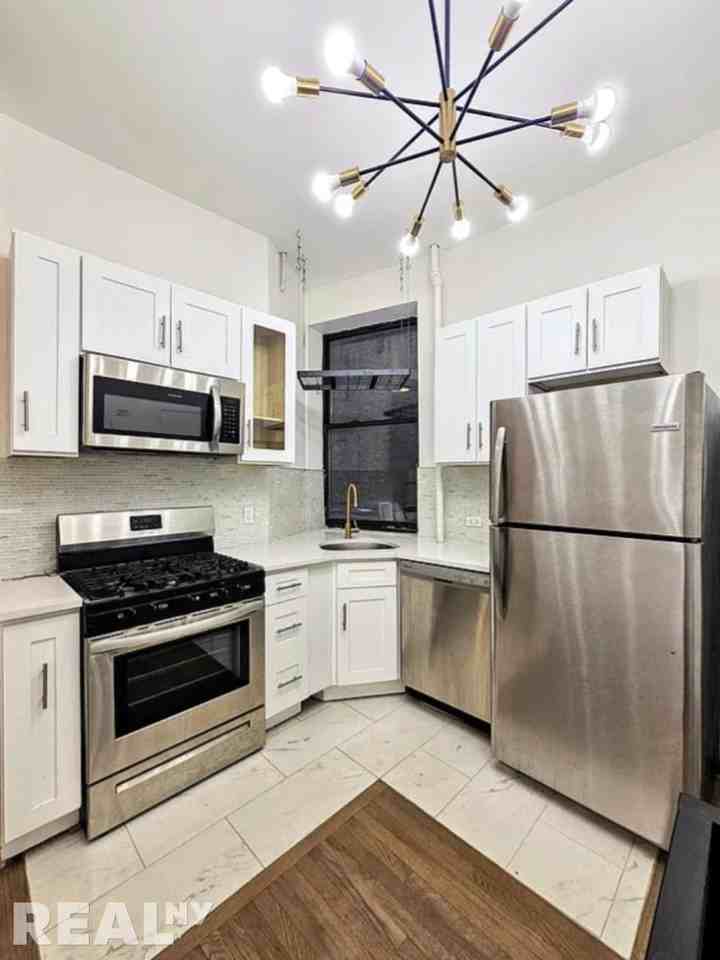 Thompson St #B - Photo 3 of 12