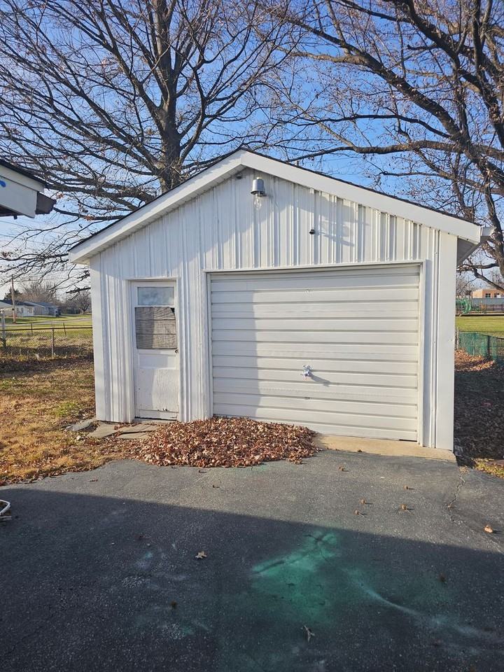 523 Saint Dorothy Dr - Photo 6 of 8