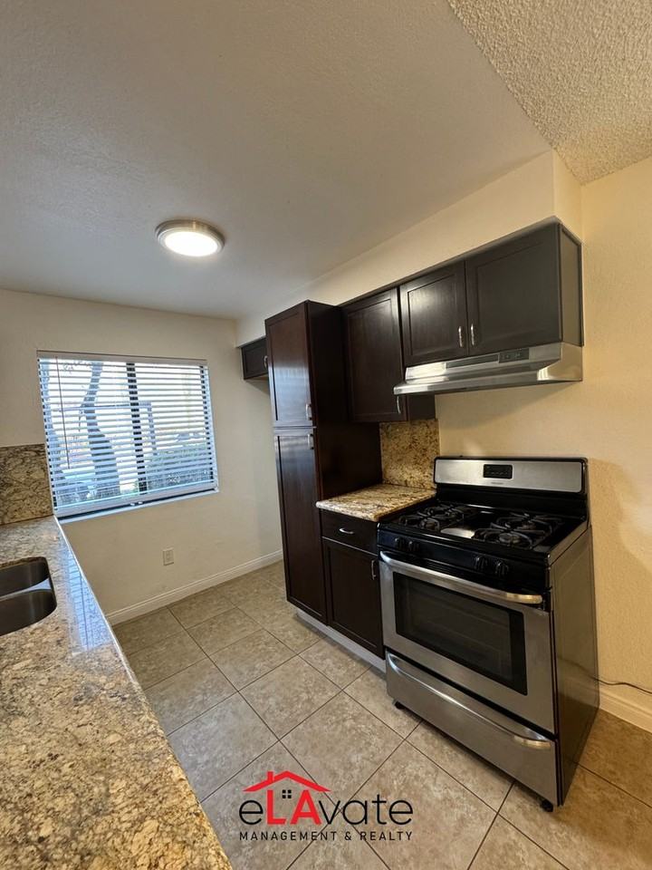 9050 Tobias Ave. - Photo 5 of 31