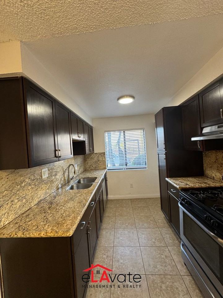 9050 Tobias Ave. - Photo 7 of 31