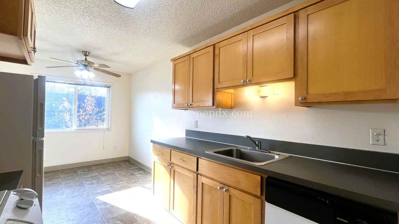 5802 Se Milwaukie Ave #3 - Photo 3 of 20