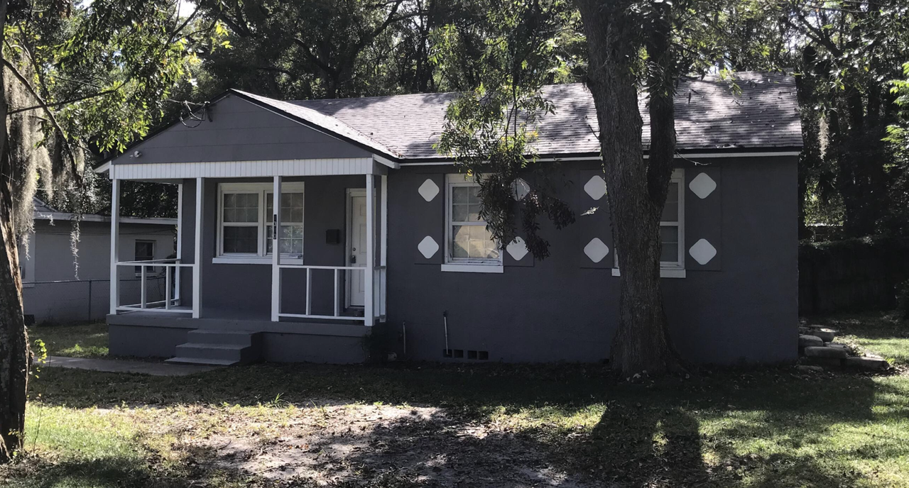 1380 Carvill Ave - Photo 2 of 8