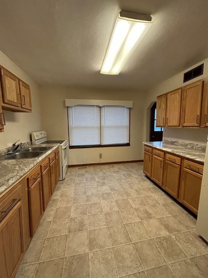 229 W 27th St - Photo 3 of 7