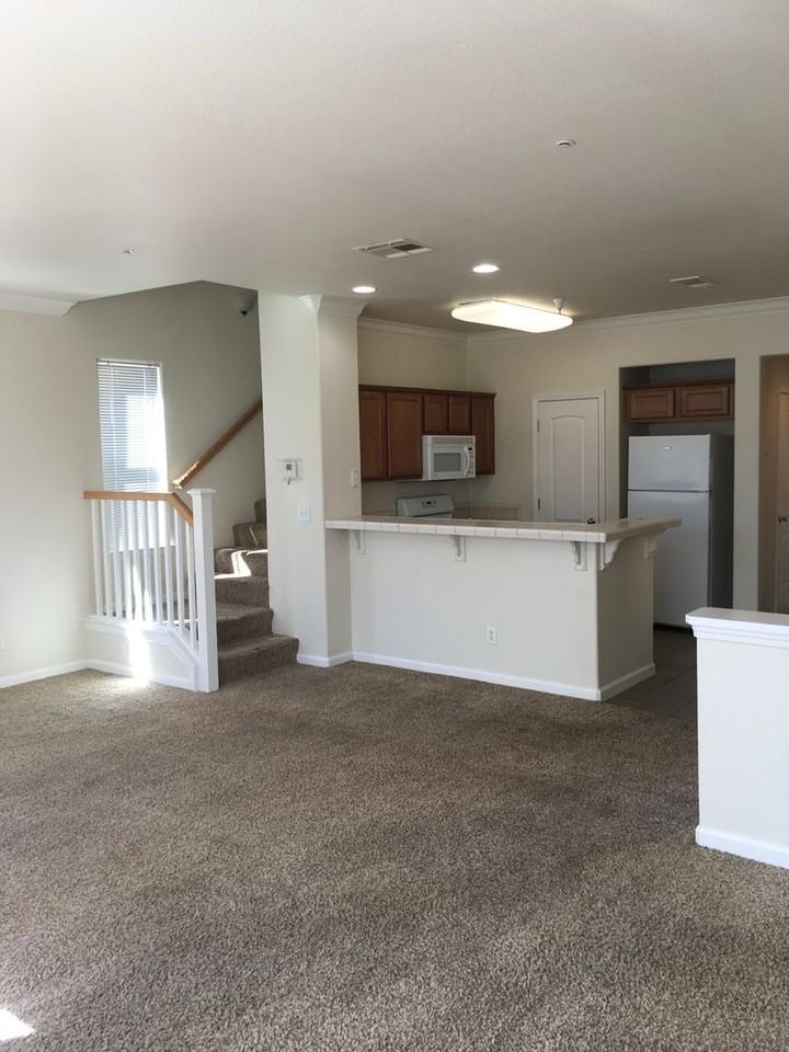 2151 Vienna Way - Photo 4 of 23