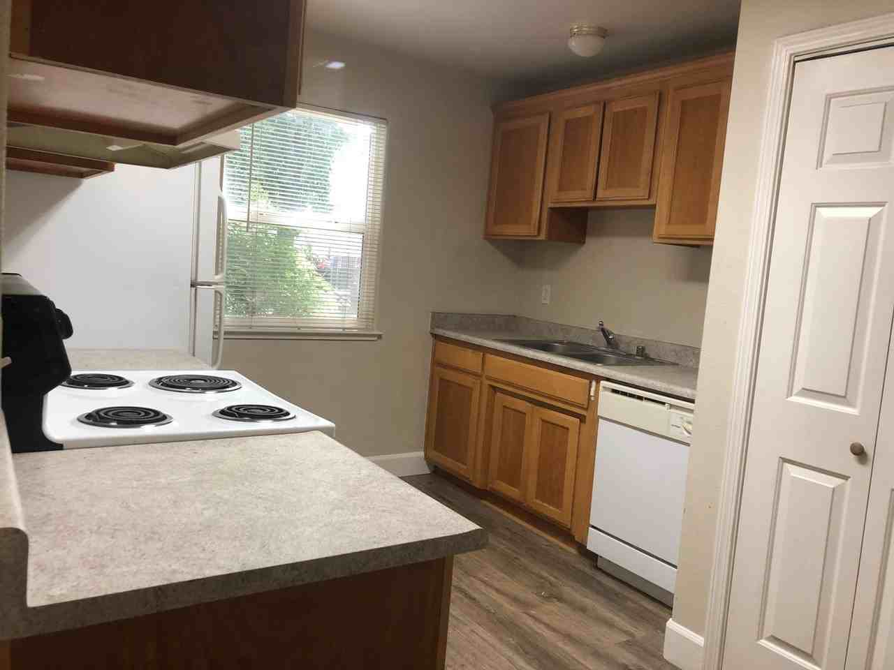 232 Oak Street - Photo 6 of 11