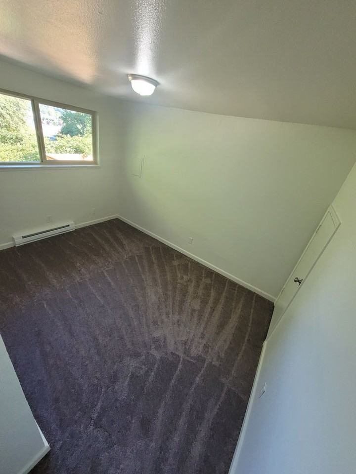 748 N 12th Ave - Photo 5 of 12