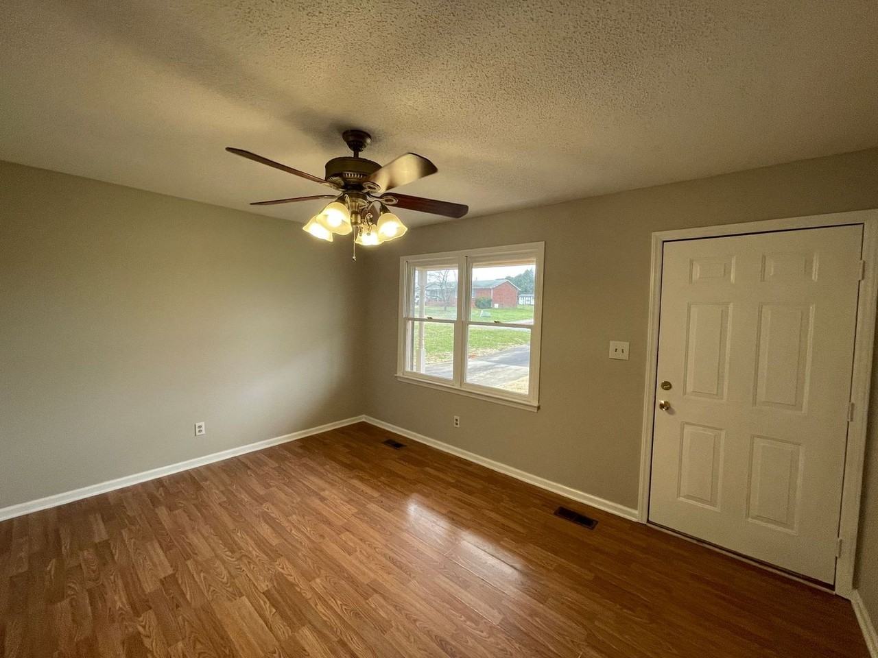 305 Southglenn Dr - Photo 2 of 22