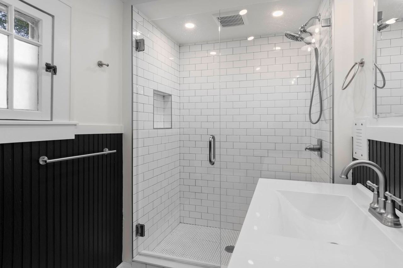 408 S Poplar St - Photo 2 of 27