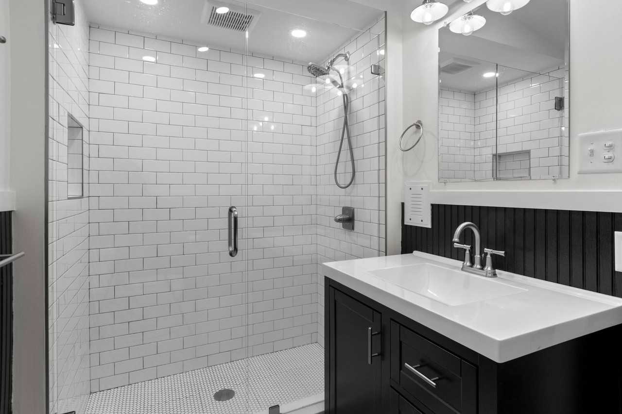 408 S Poplar St - Photo 3 of 27