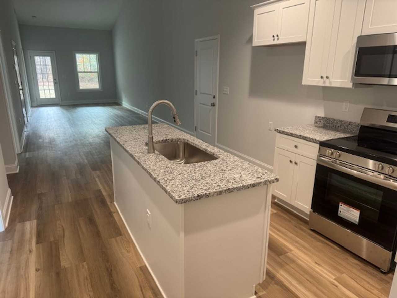 210 Lenox Cir - Photo 3 of 7