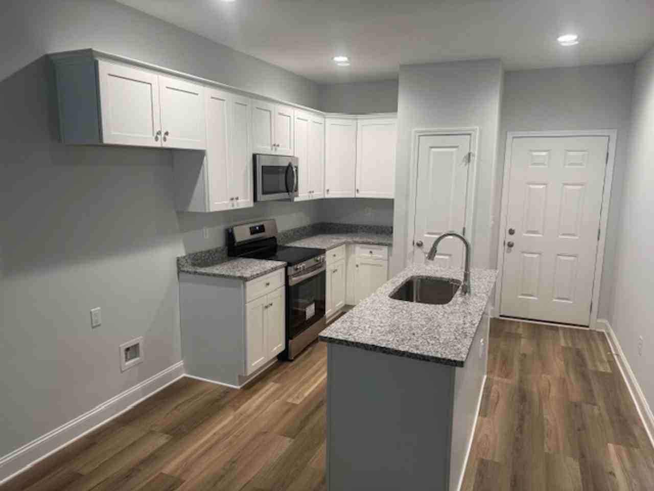 210 Lenox Cir - Photo 4 of 7