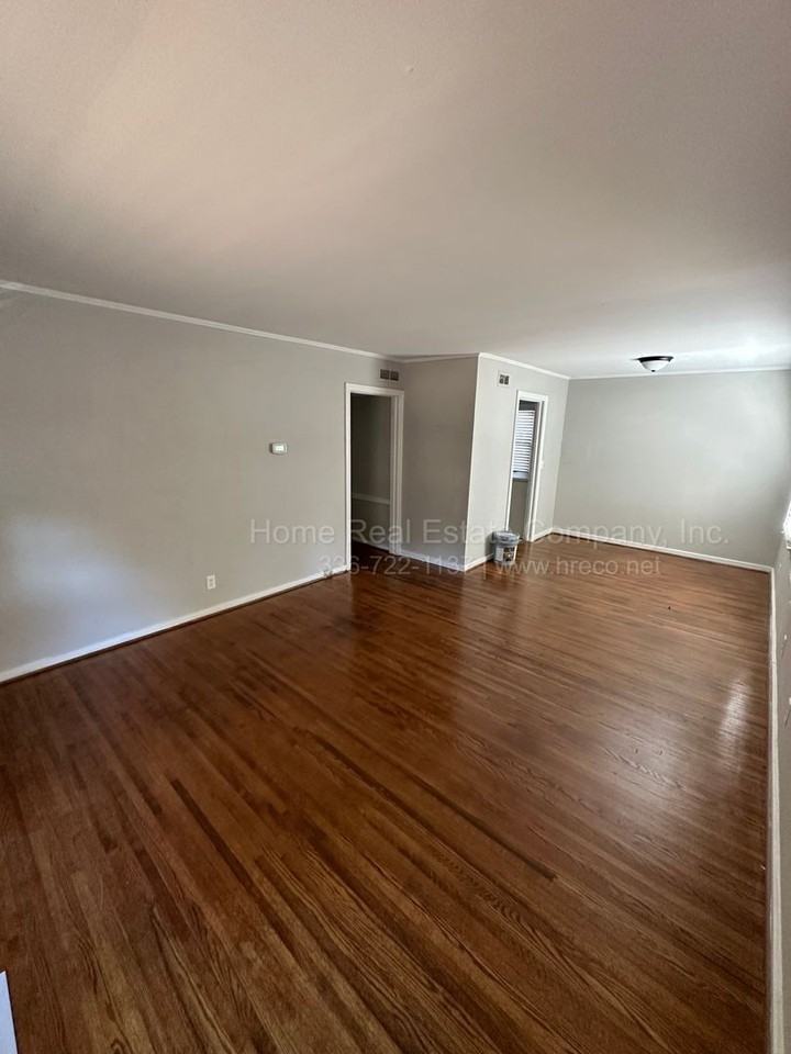 525 Lester Ln - Photo 2 of 8