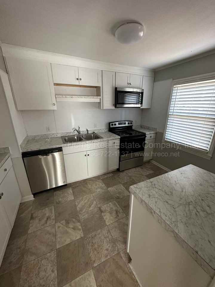 525 Lester Ln - Photo 3 of 8