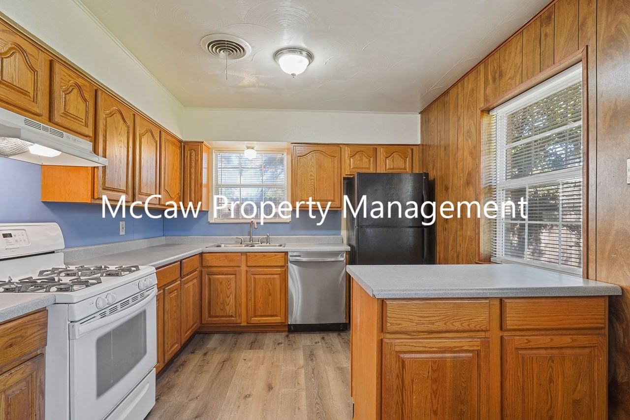 14732 Oakwood Ln - Photo 3 of 22