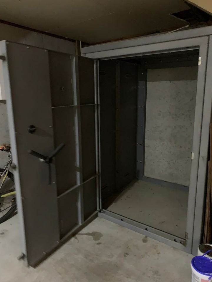 331 E 44th St - Photo 5 of 25