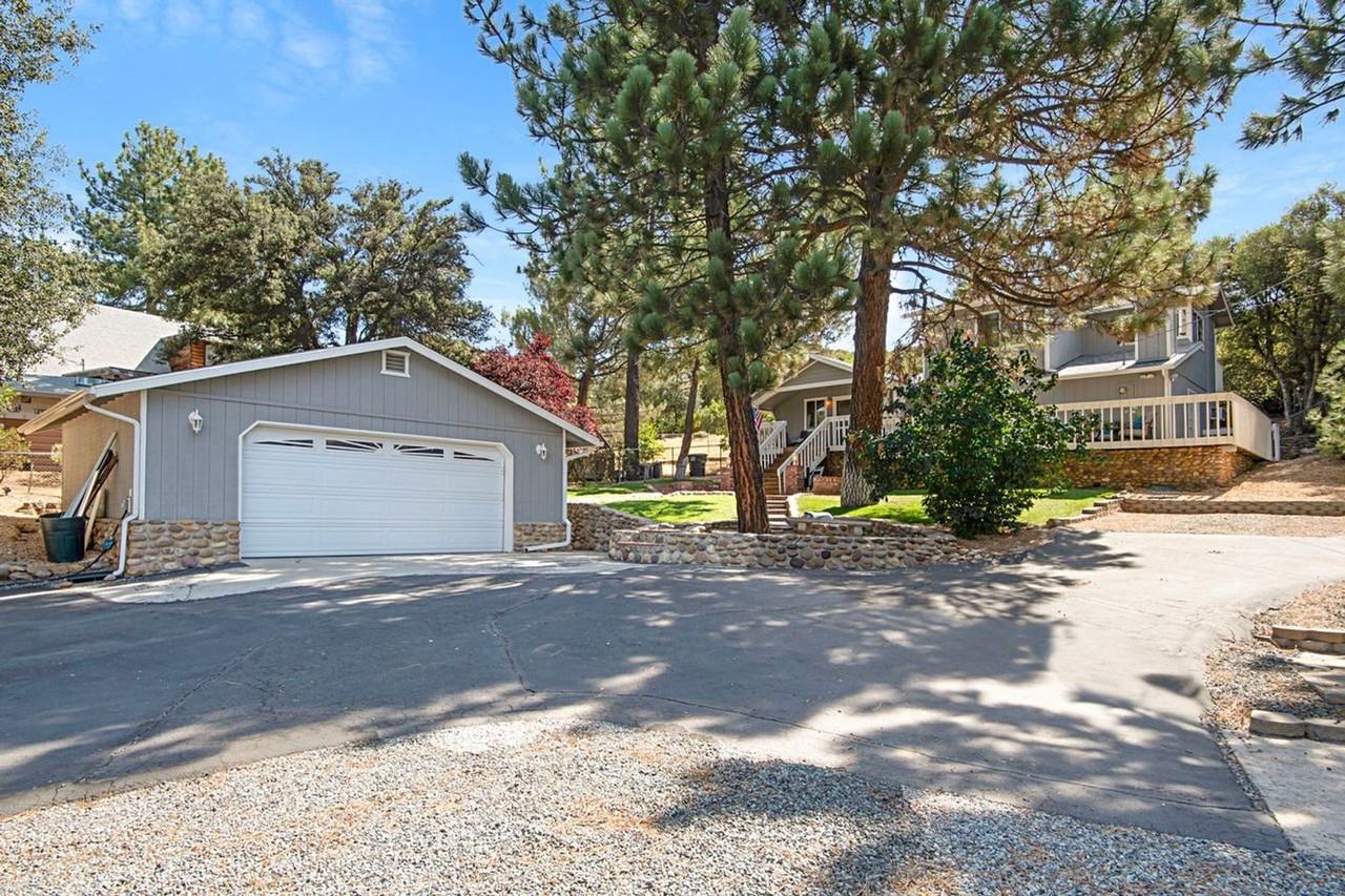 8025 Lilac Ln - Photo 3 of 38