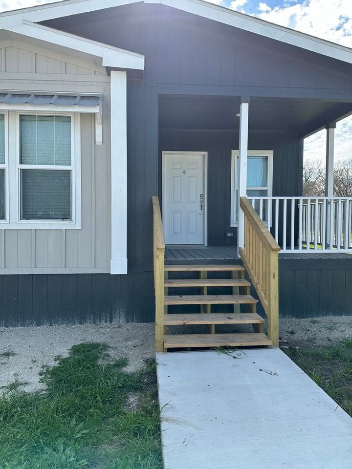202 N 6th St W - Photo 2 of 10