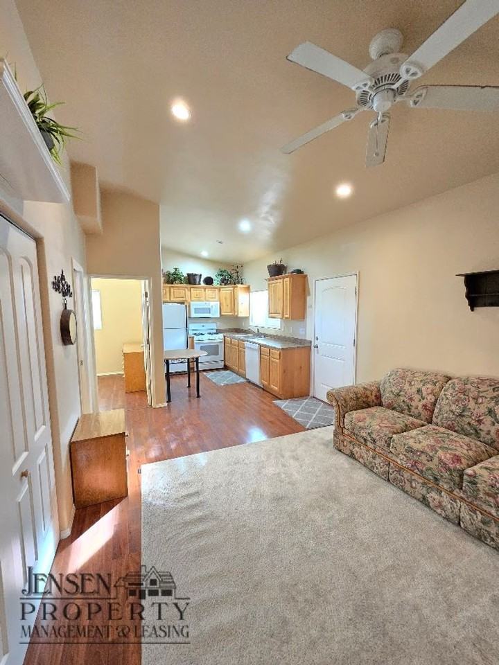 944 N 2000 E - Photo 4 of 19