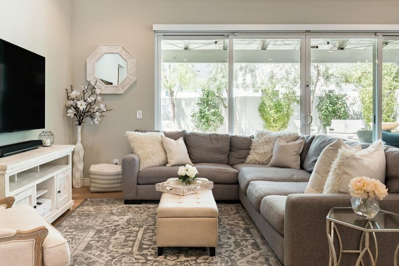 3706 E Clarendon Ave