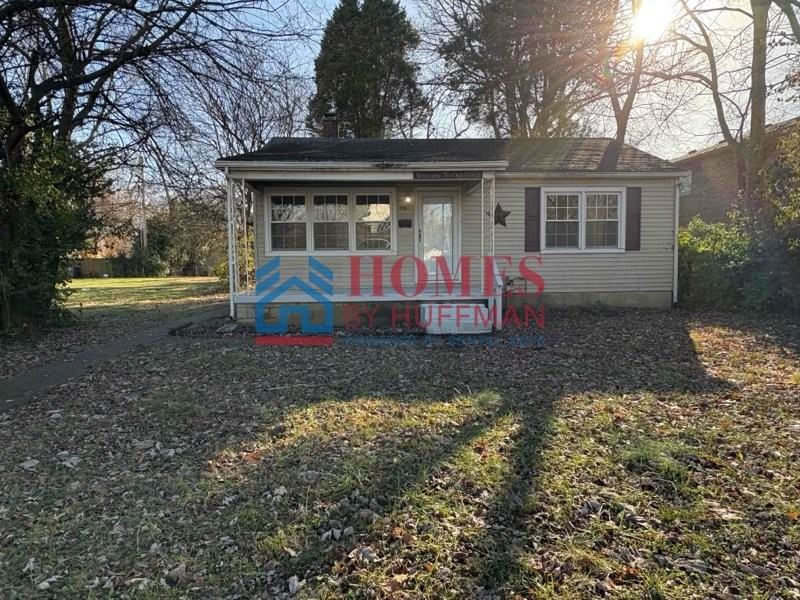 725 E Riverside Dr - Photo 2 of 15