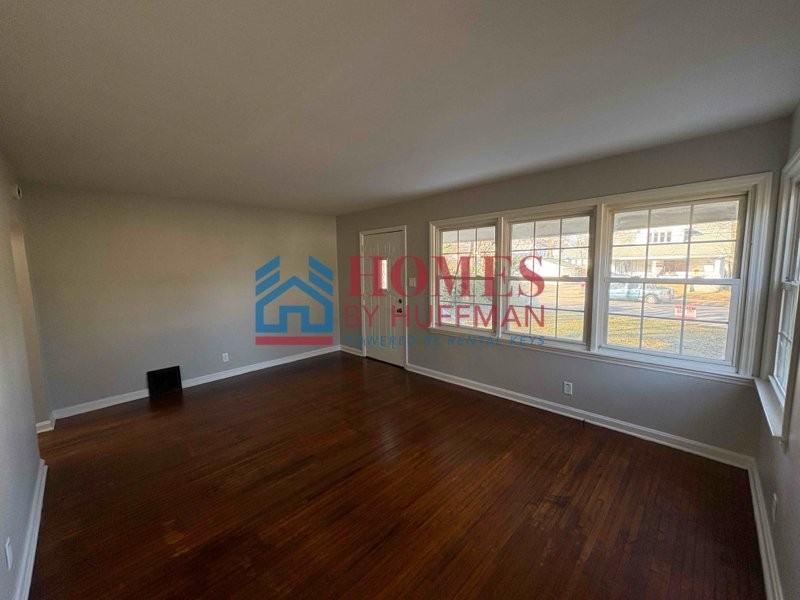 725 E Riverside Dr - Photo 3 of 15