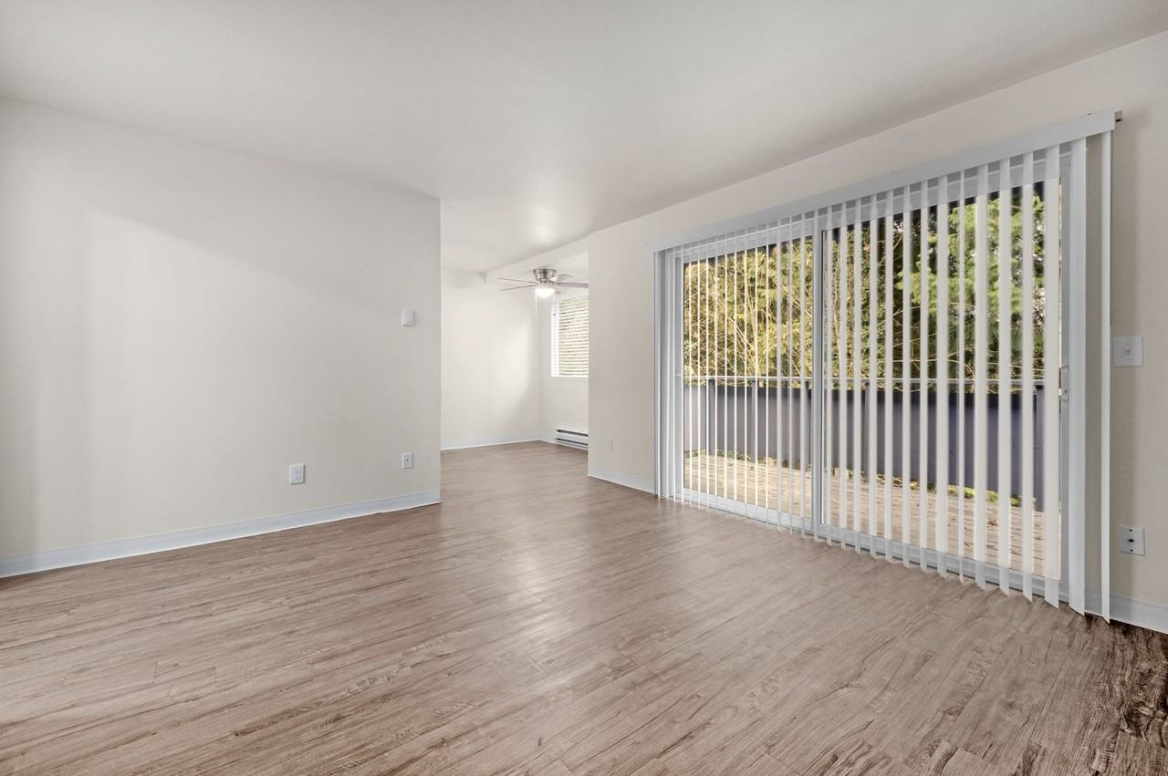 Quiet, Pet - Photo 3 of 9