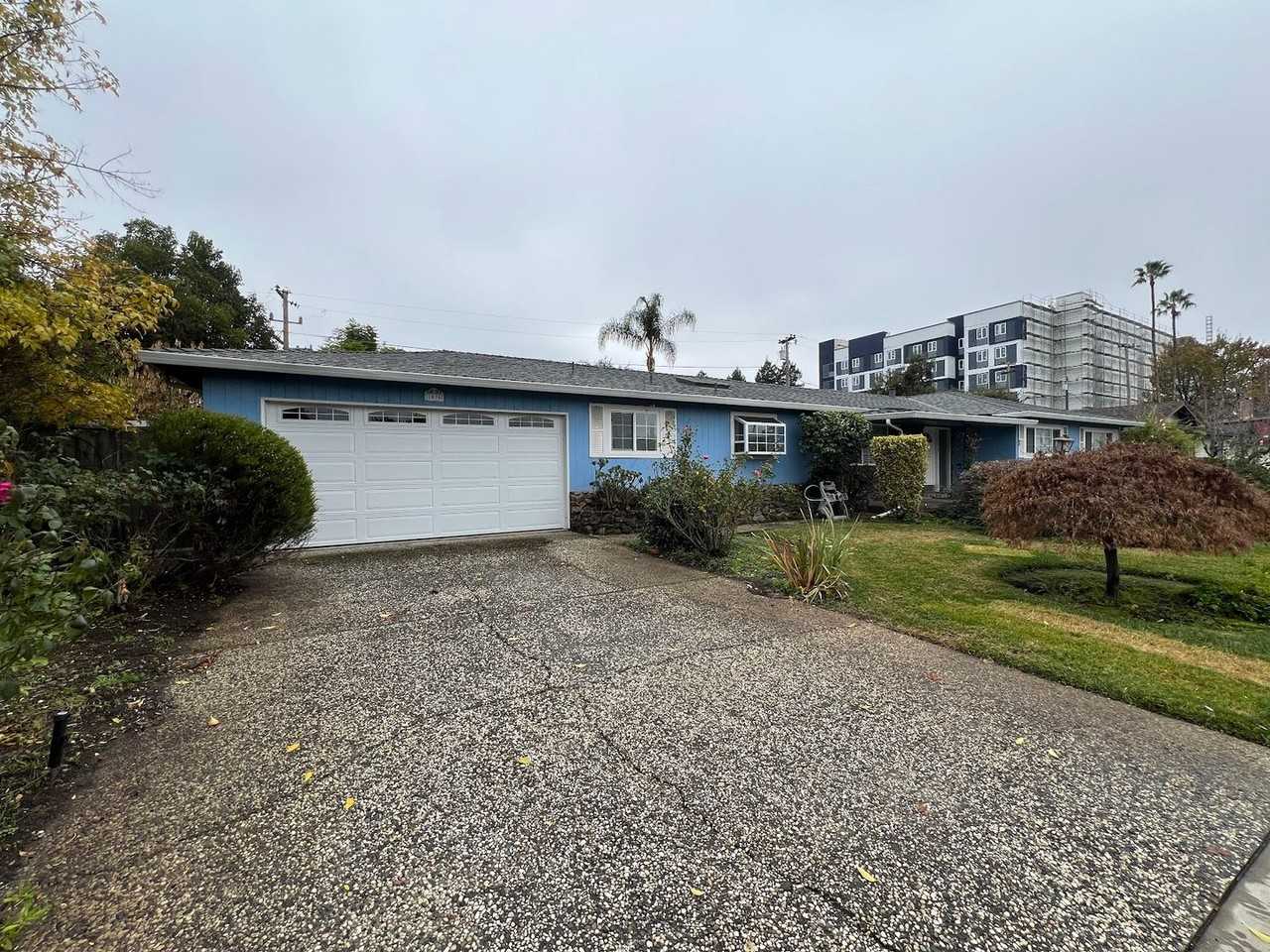 1096 Arnott Way - Photo 3 of 40