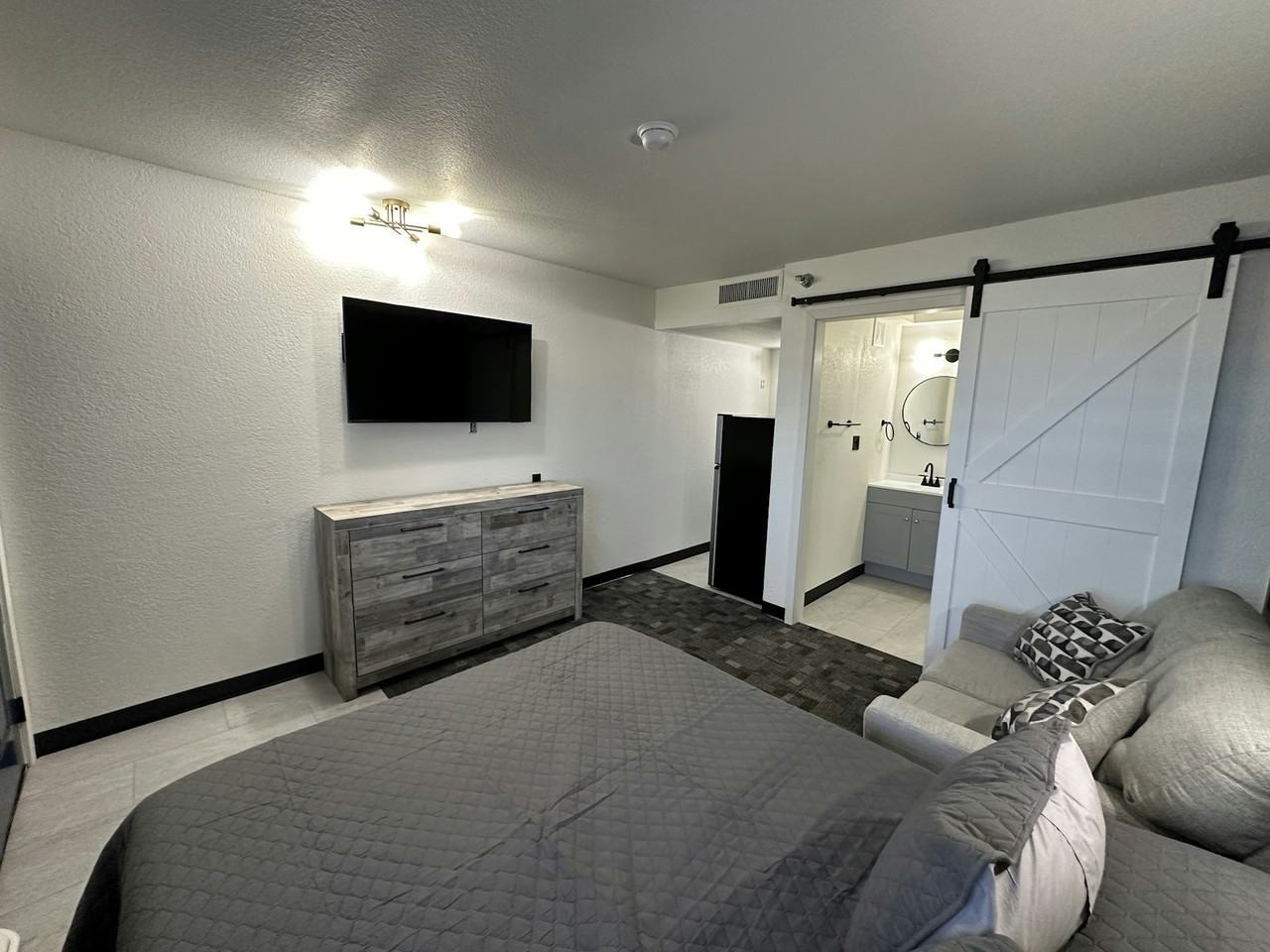 620 Latrobe Avenue, Unit Studio - Photo 3 of 12